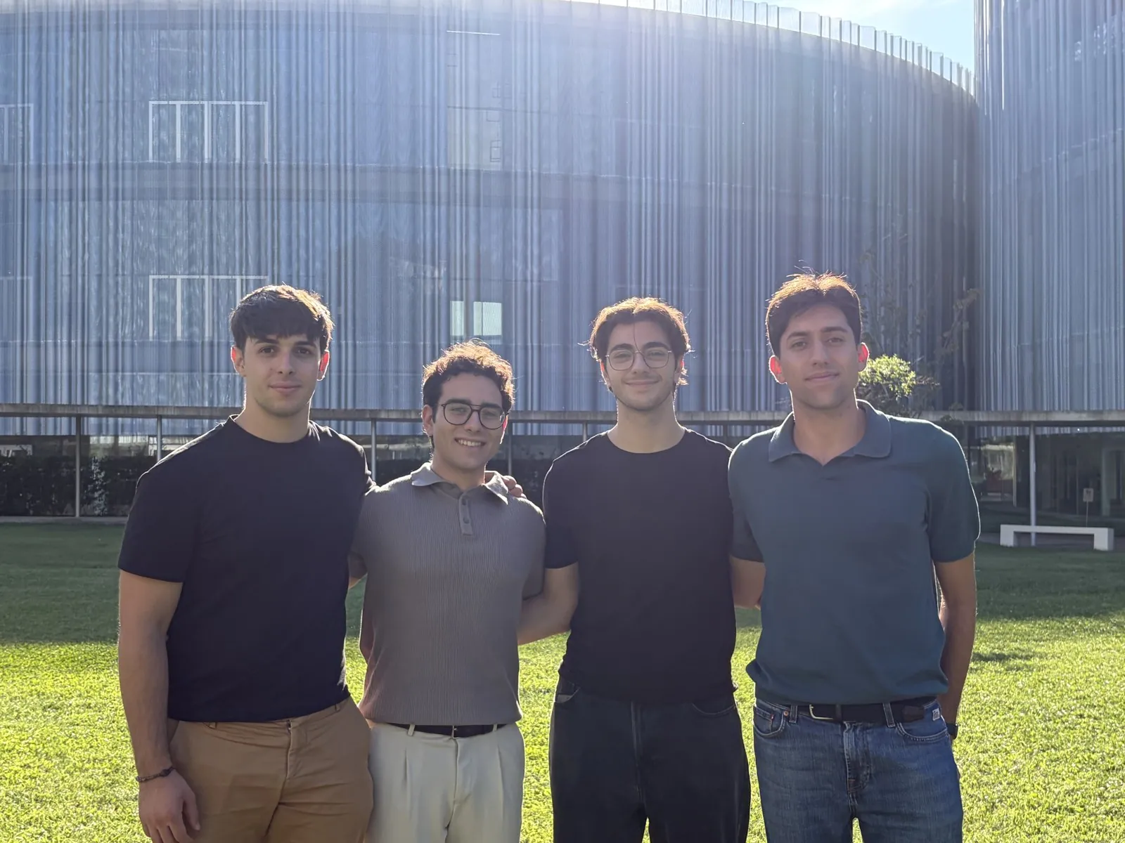 I quattro fondatori di Bookflow davanti a un edificio dell'Università Bocconi, a Milano.